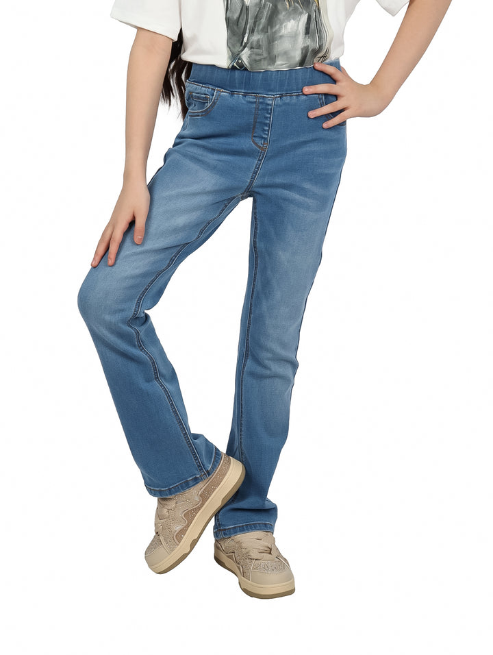 Pantalón de mezclilla azul claro para niña con corte recto y cintura elástica.