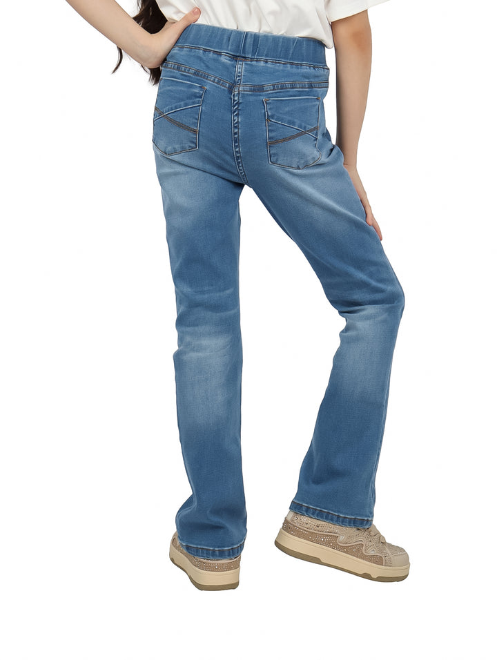 Pantalón de mezclilla azul claro para niña con corte recto y cintura elástica.