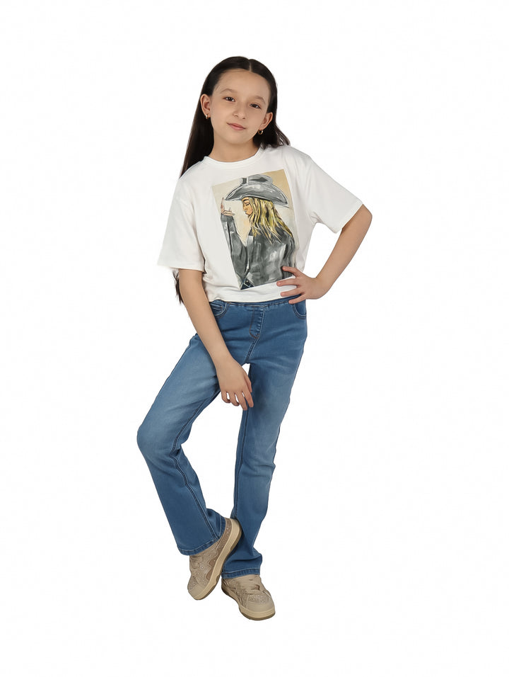 Pantalón de mezclilla azul claro para niña con corte recto y cintura elástica.