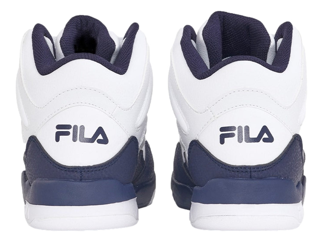 Tenis deportivos FILA de bota alta en colores blanco y azul marino con logotipo lateral.