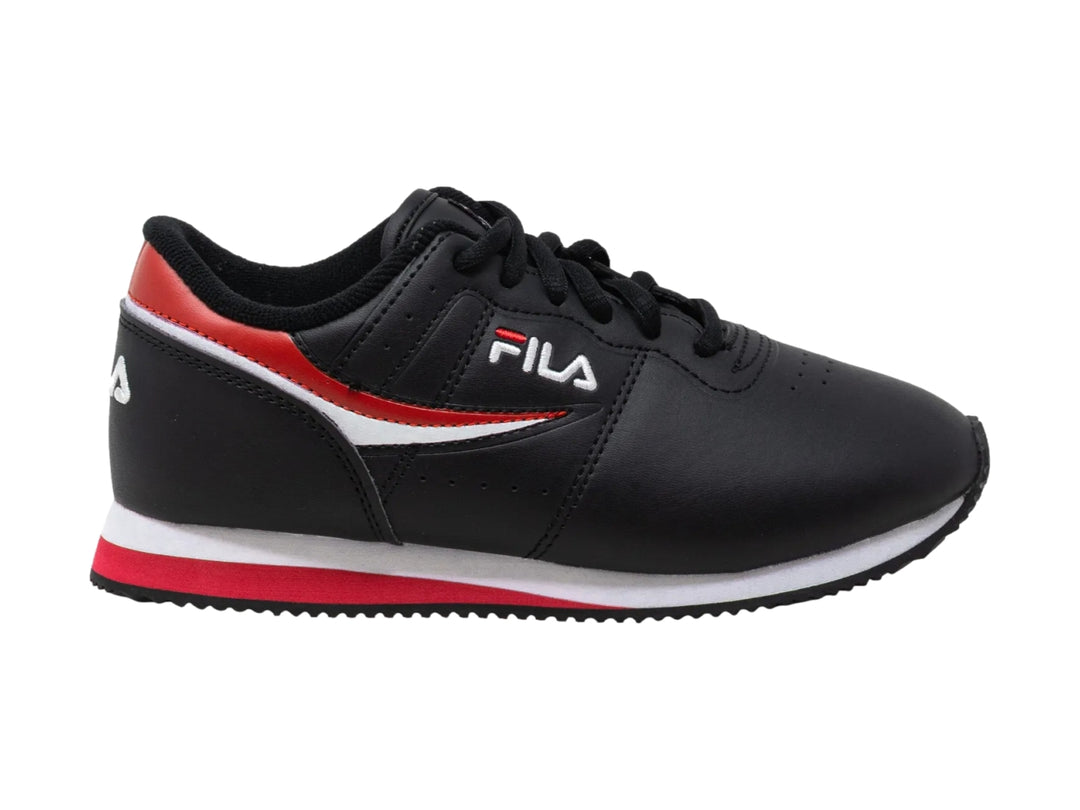 Tenis deportivos FILA en color negro con detalles en rojo y blanco, diseño clásico de perfil bajo.