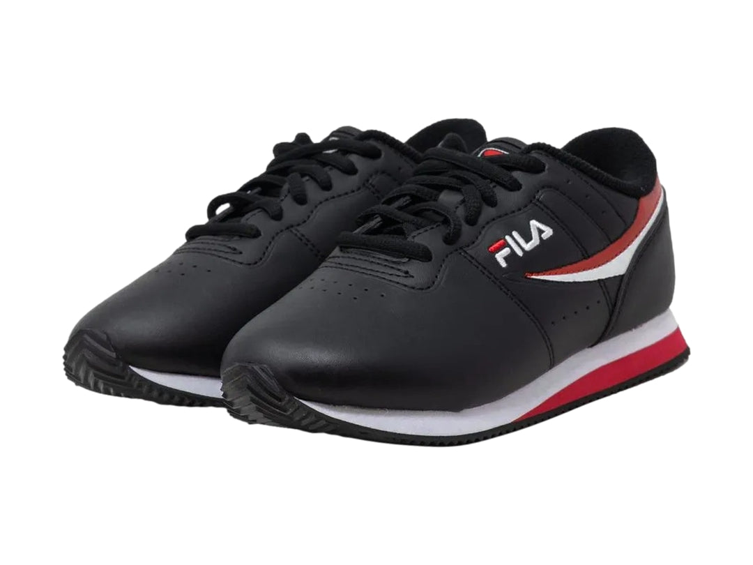 Tenis deportivos FILA en color negro con detalles en rojo y blanco, diseño clásico de perfil bajo.