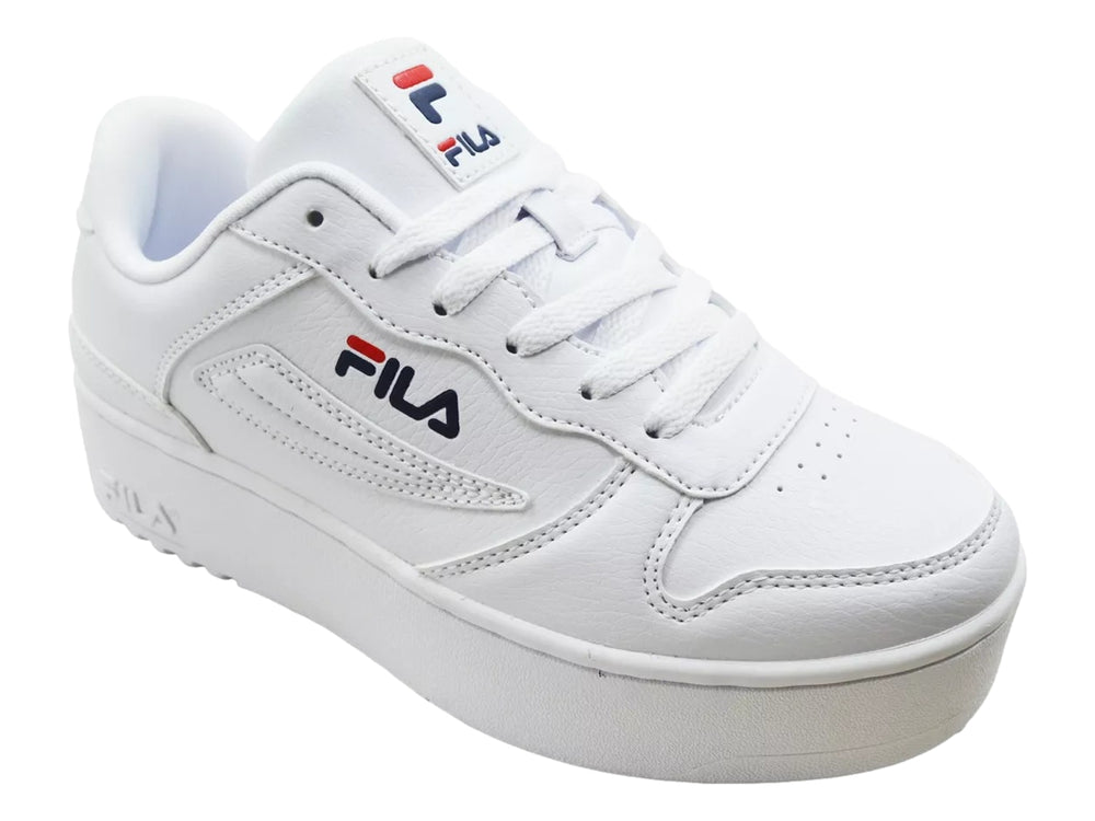 Tenis Fila blancos de plataforma con logotipo en azul y rojo sobre fondo blanco.