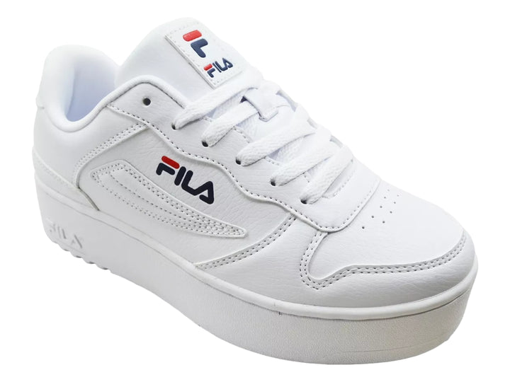 Tenis Fila blancos de plataforma con logotipo en azul y rojo sobre fondo blanco.