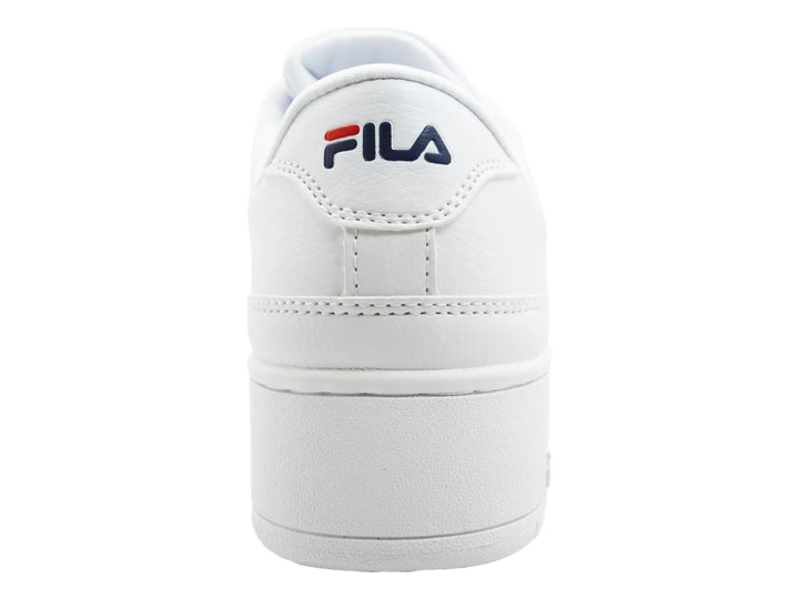 Tenis Fila blancos de plataforma con logotipo en azul y rojo sobre fondo blanco.