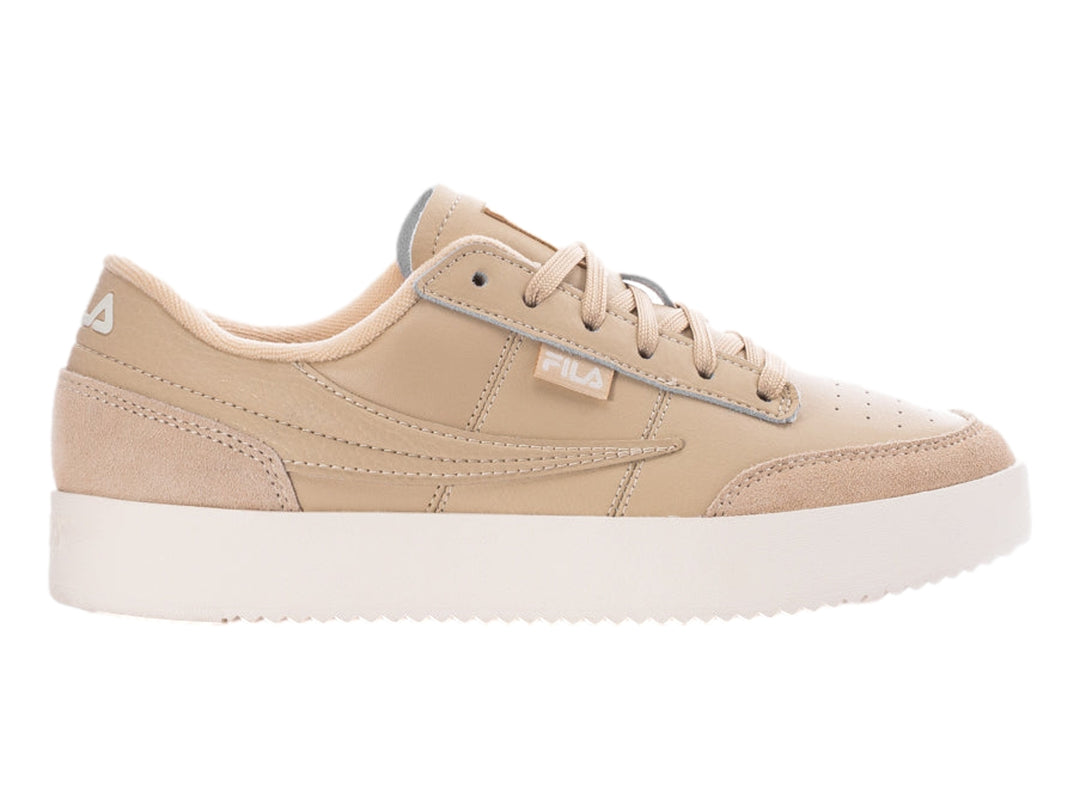 Tenis FILA color beige con suela blanca y detalles en gamuza, vista lateral.