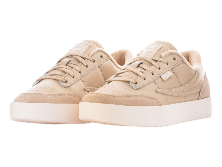 Tenis FILA color beige con suela blanca y detalles en gamuza, vista lateral.