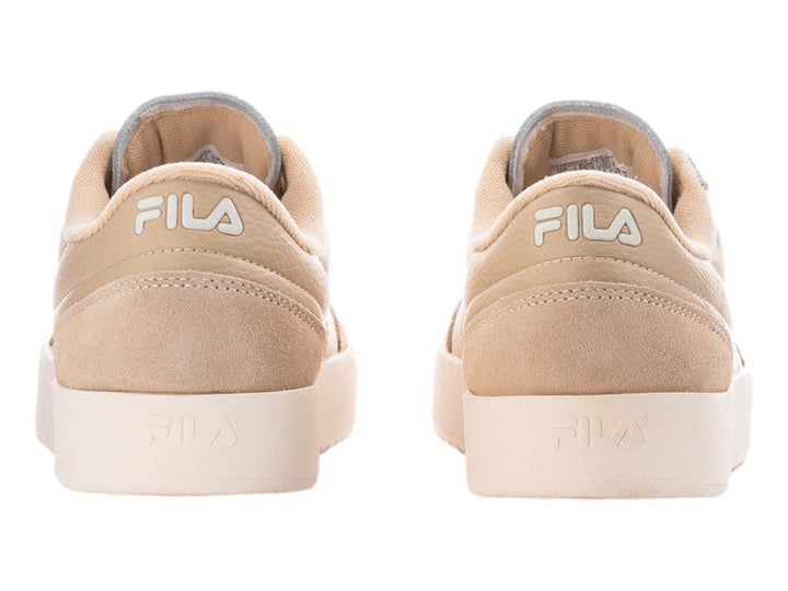 Tenis FILA color beige con suela blanca y detalles en gamuza, vista lateral.