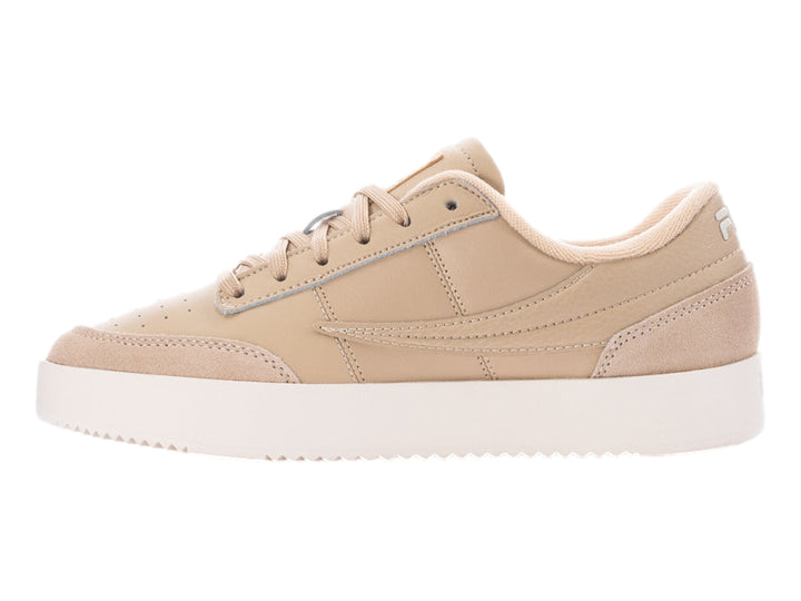 Tenis FILA color beige con suela blanca y detalles en gamuza, vista lateral.