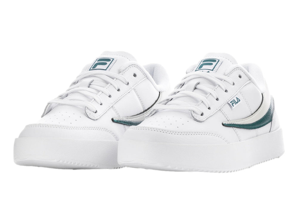 Tenis FILA blancos con franjas verde y beige, diseño deportivo de corte bajo.