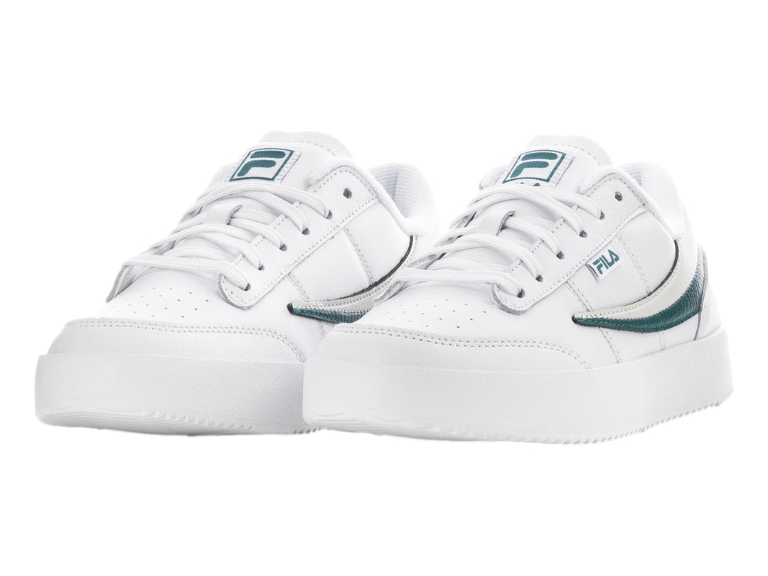 Tenis FILA blancos con franjas verde y beige, diseño deportivo de corte bajo.