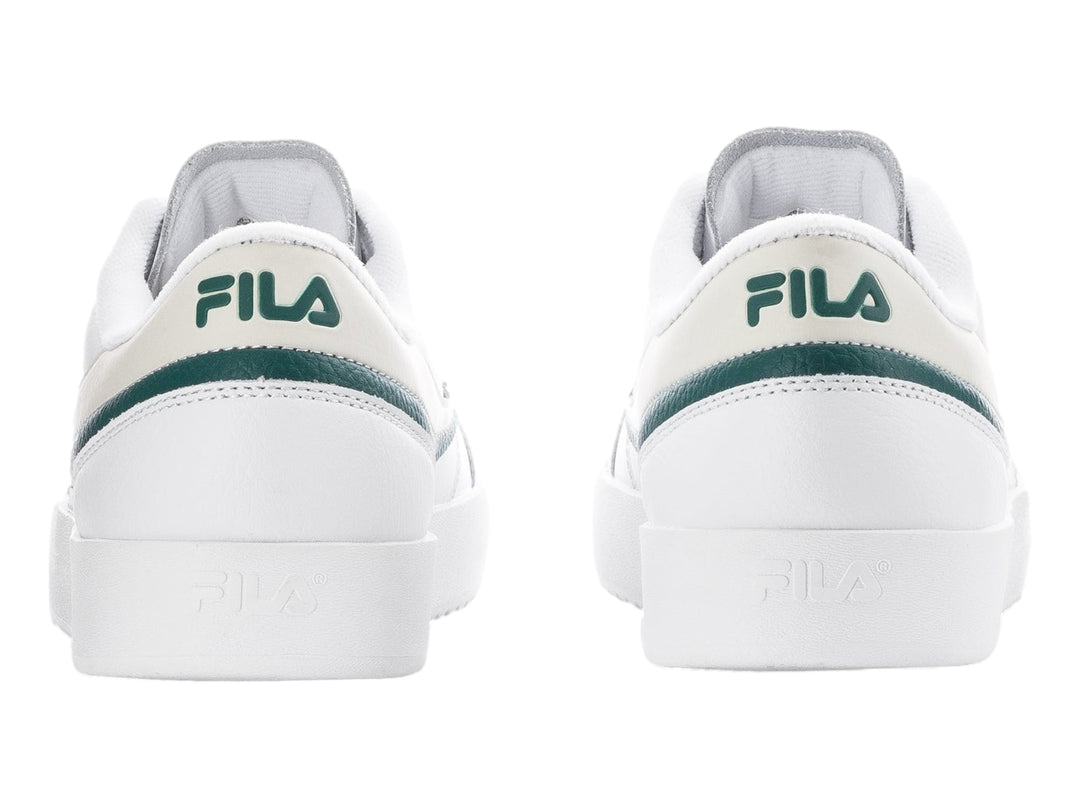 Tenis FILA blancos con franjas verde y beige, diseño deportivo de corte bajo.
