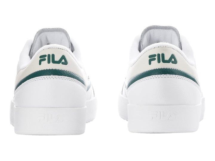 Tenis FILA blancos con franjas verde y beige, diseño deportivo de corte bajo.