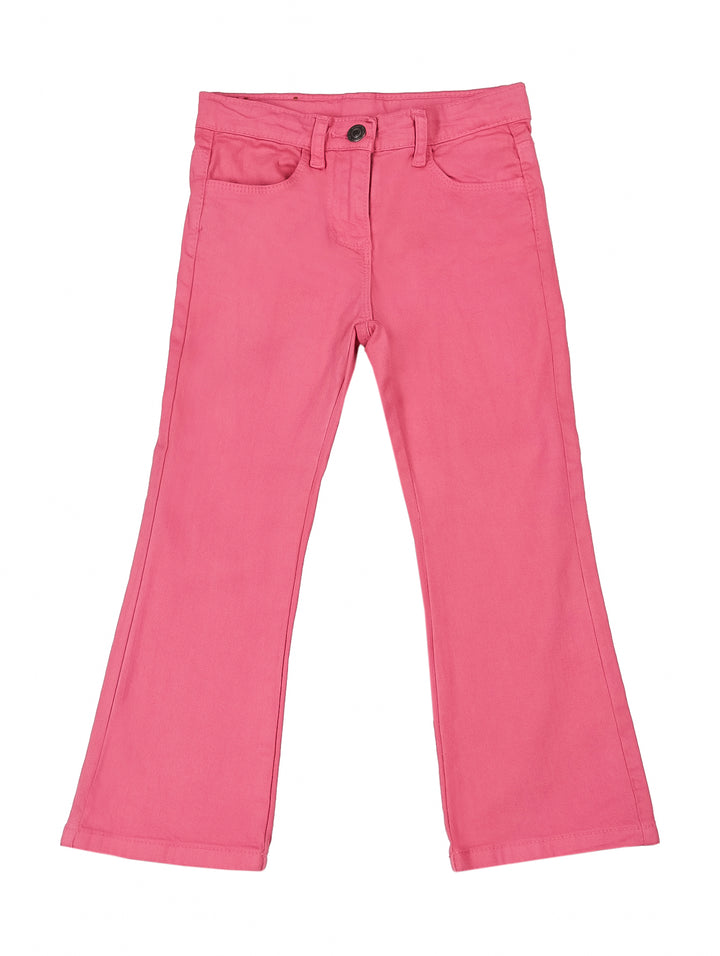 Pantalón de mezclilla color fucsia para niña con corte ligeramente ancho en la parte inferior.