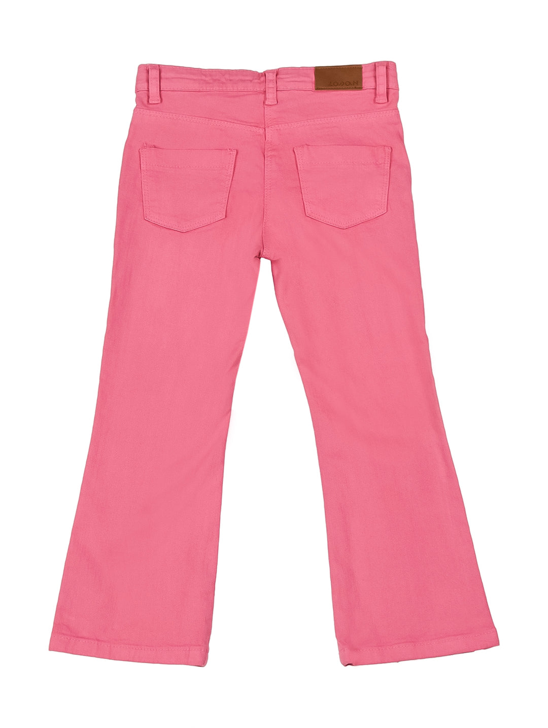 Pantalón de mezclilla color fucsia para niña con corte ligeramente ancho en la parte inferior.