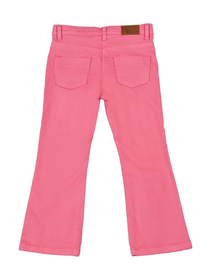 Pantalón de mezclilla color fucsia para niña con corte ligeramente ancho en la parte inferior.