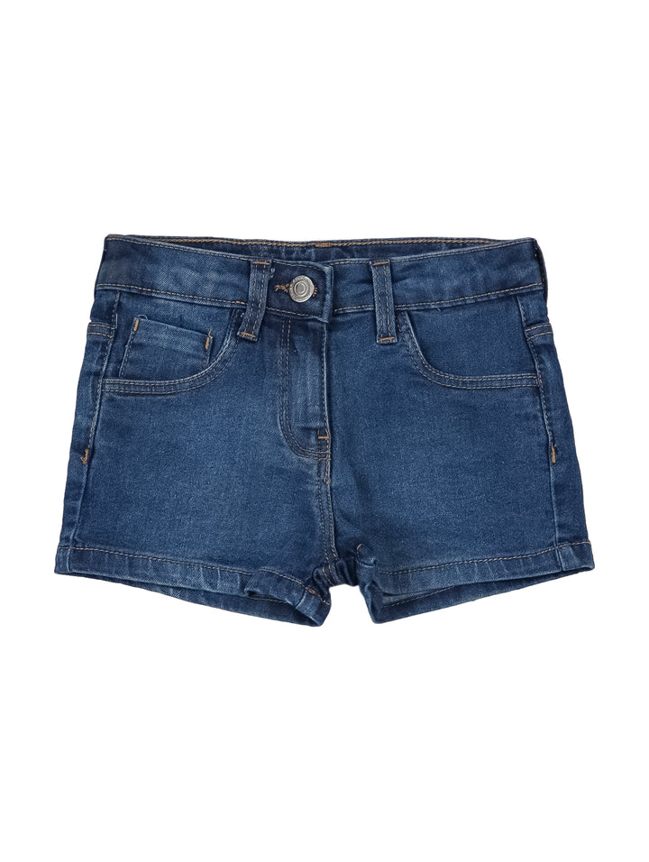 Short de mezclilla color azul medio para niña con bolsillos frontales y botón.