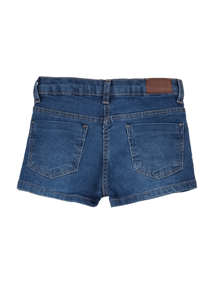 Short de mezclilla color azul medio para niña con bolsillos frontales y botón.