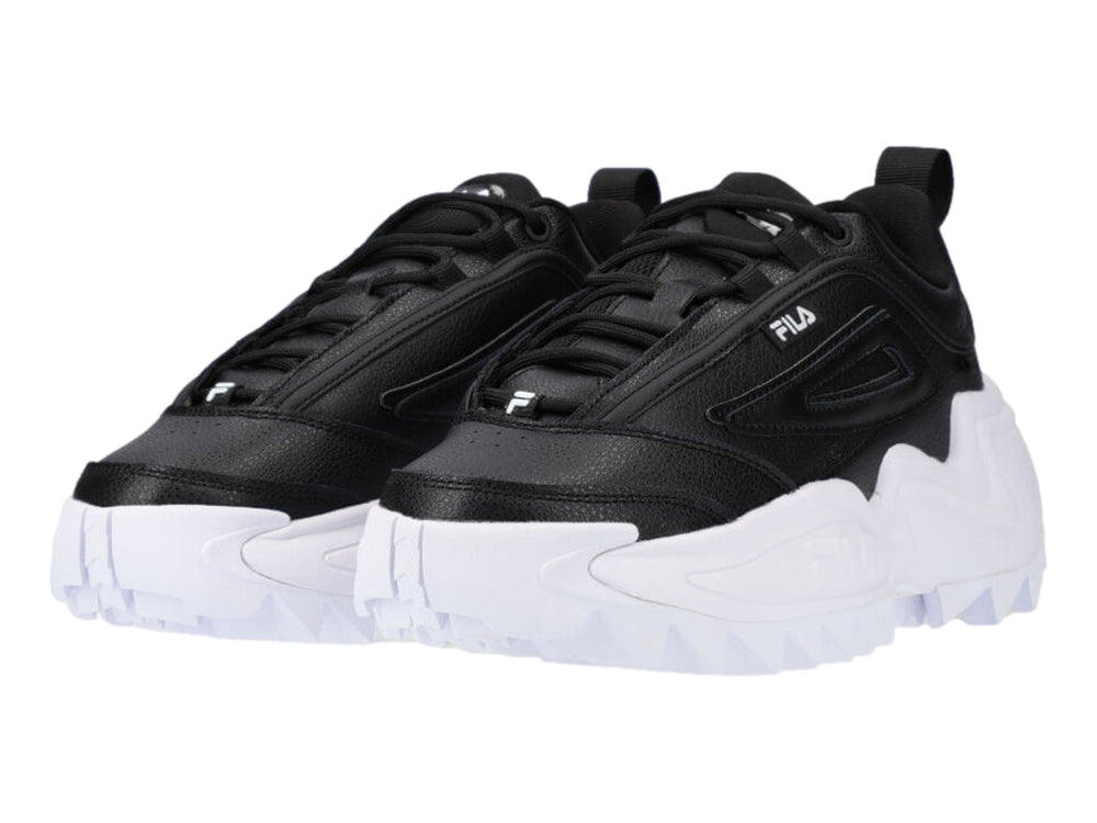Tenis FILA Twister en color negro con suela blanca ancha y dentada.