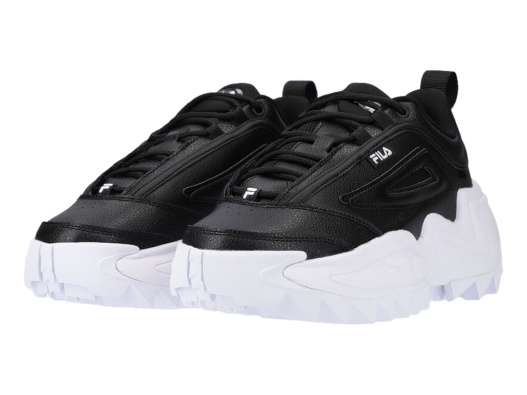 Tenis FILA Twister en color negro con suela blanca ancha y dentada.