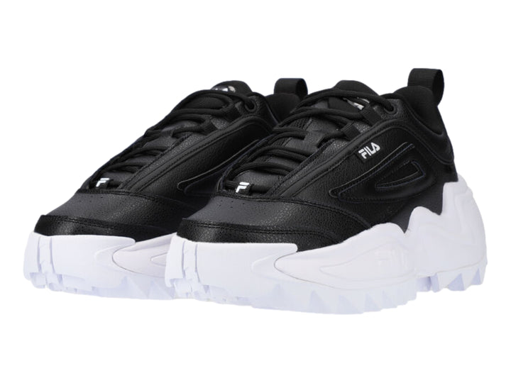 Tenis FILA Twister en color negro con suela blanca ancha y dentada.