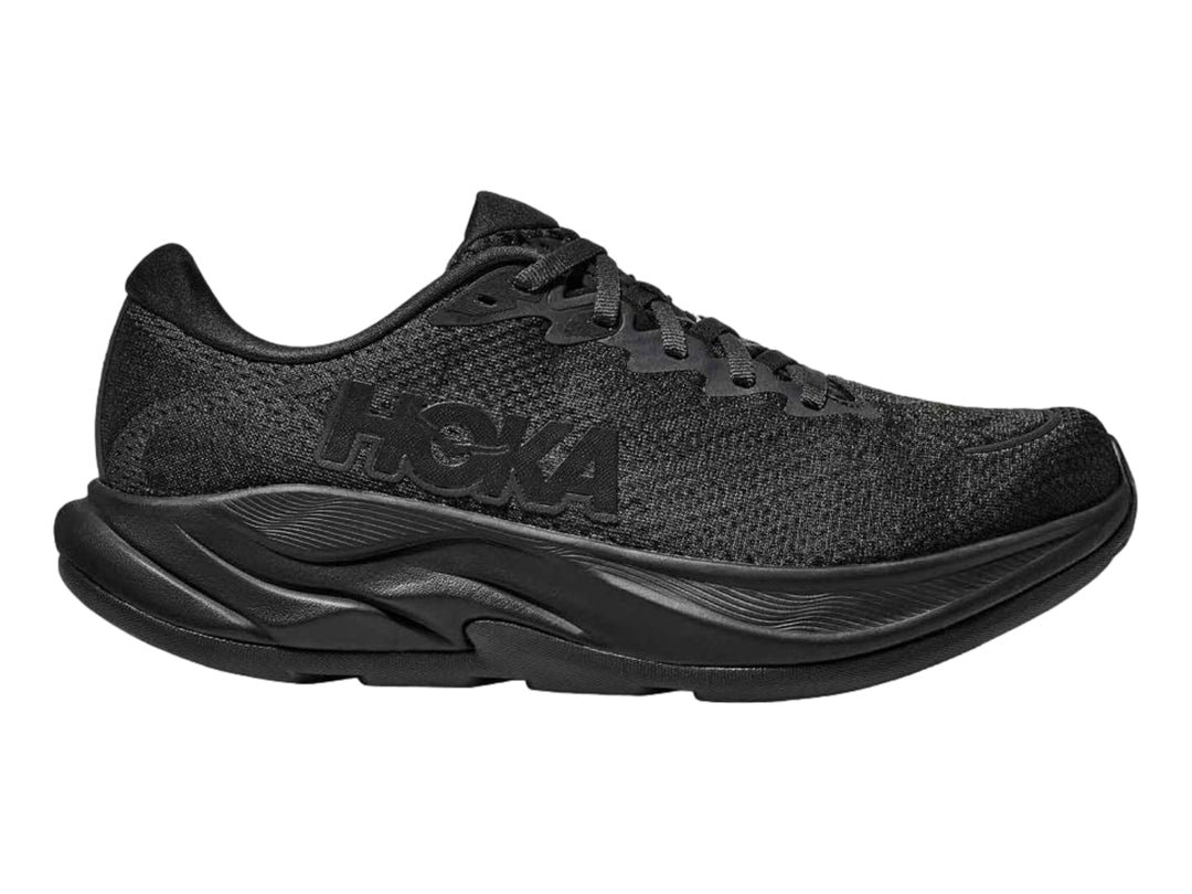 Tenis deportivos HOKA Rincon 4 en color negro total con suela gruesa y malla transpirable.