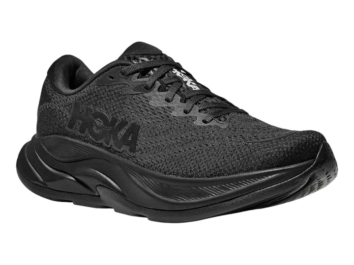 Tenis deportivos HOKA Rincon 4 en color negro total con suela gruesa y malla transpirable.