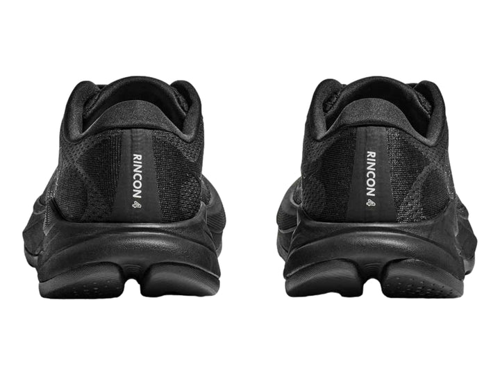 Tenis deportivos HOKA Rincon 4 en color negro total con suela gruesa y malla transpirable.