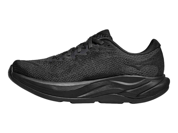 Tenis deportivos HOKA Rincon 4 en color negro total con suela gruesa y malla transpirable.