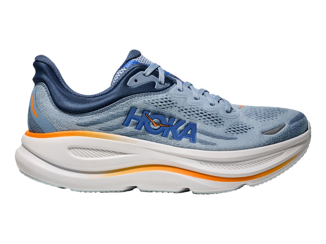 Tenis deportivos HOKA Bondi 9 color azul claro y blanco con detalles en naranja y azul oscuro.