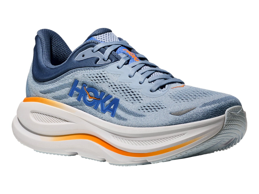 Tenis deportivos HOKA Bondi 9 color azul claro y blanco con detalles en naranja y azul oscuro.