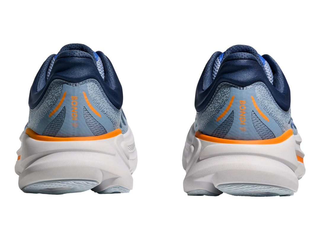 Tenis deportivos HOKA Bondi 9 color azul claro y blanco con detalles en naranja y azul oscuro.