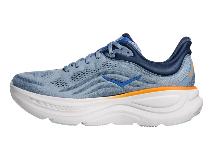 Tenis deportivos HOKA Bondi 9 color azul claro y blanco con detalles en naranja y azul oscuro.