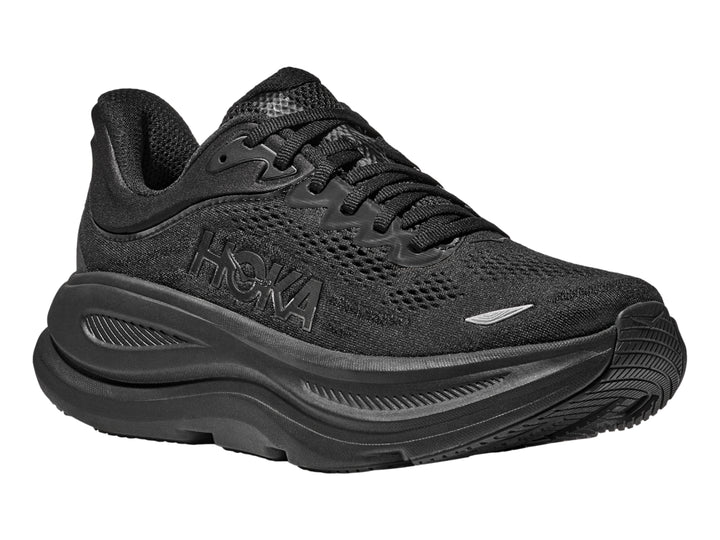 Tenis deportivos HOKA Bondi 9 en color negro total con suela gruesa y malla transpirable.