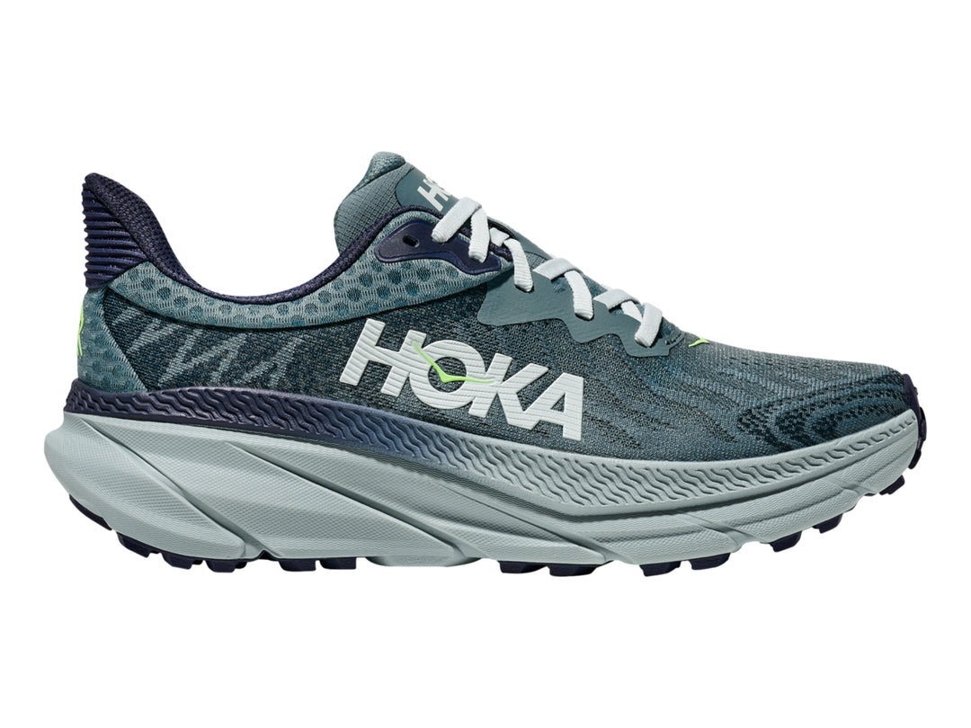 Tenis HOKA Challenger ATR 7 color gris y azul con suela gruesa y blanca.