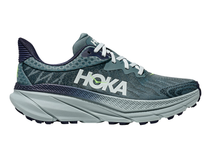 Tenis HOKA Challenger ATR 7 color gris y azul con suela gruesa y blanca.