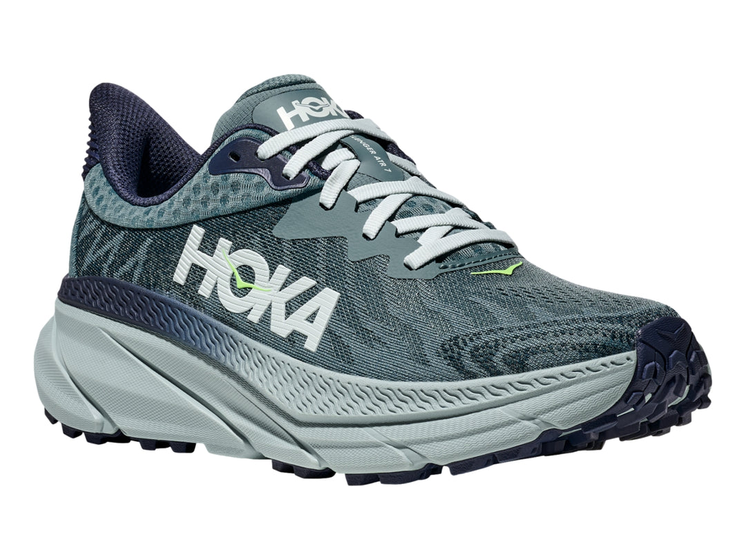 Tenis HOKA Challenger ATR 7 color gris y azul con suela gruesa y blanca.