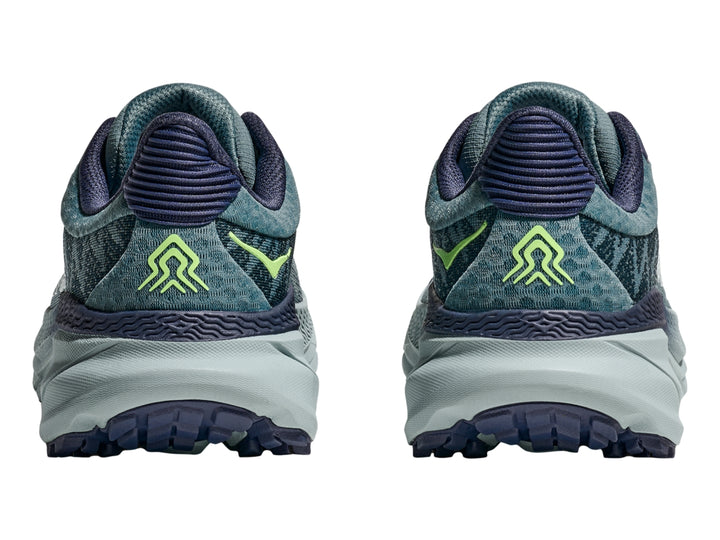 Tenis HOKA Challenger ATR 7 color gris y azul con suela gruesa y blanca.