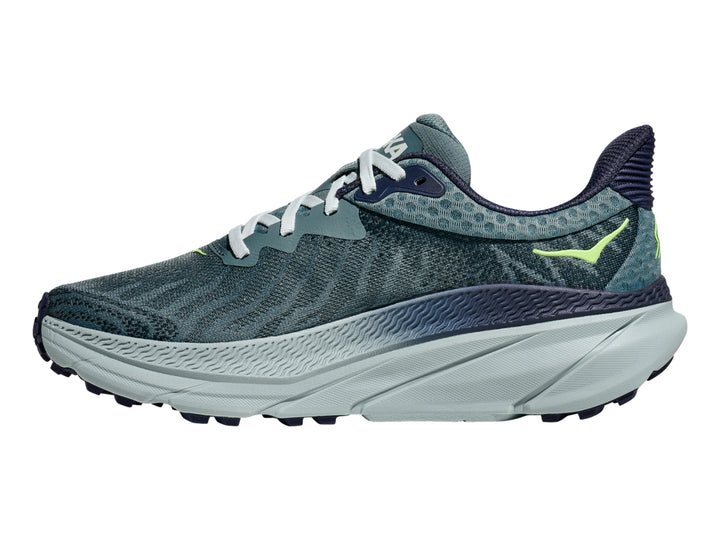 Tenis HOKA Challenger ATR 7 color gris y azul con suela gruesa y blanca.