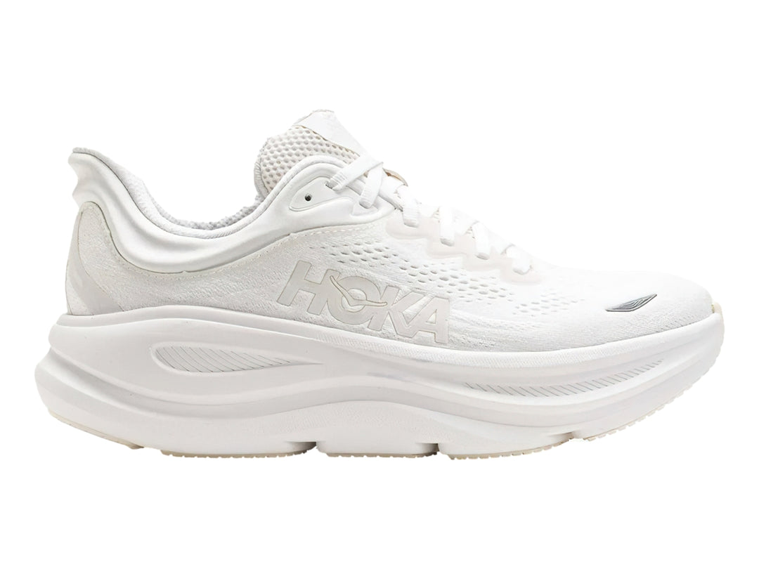 Tenis deportivos HOKA Bondi 9 en color blanco total con suela ancha y amortiguada.