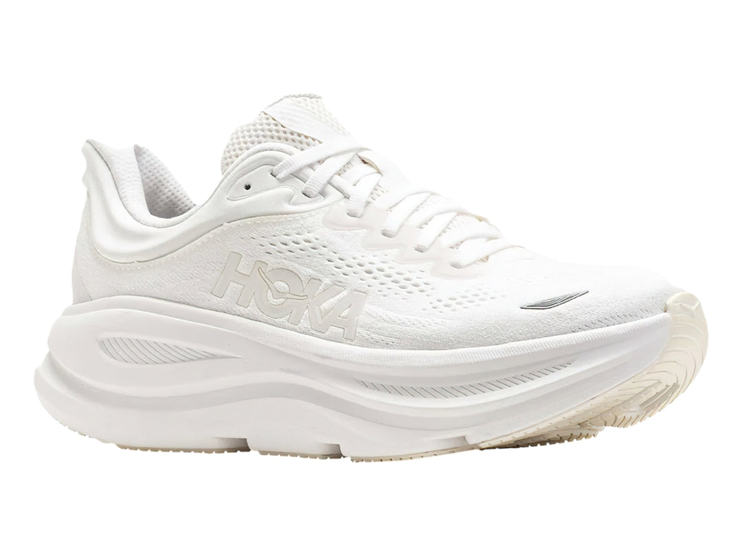 Tenis deportivos HOKA Bondi 9 en color blanco total con suela ancha y amortiguada.