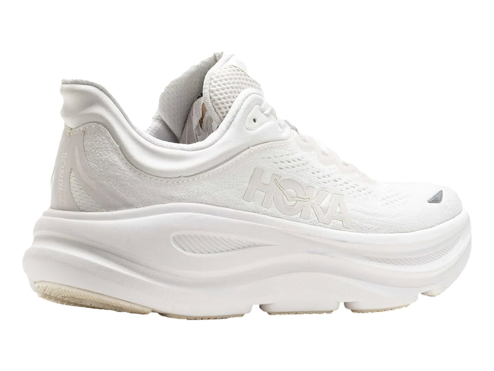 Tenis deportivos HOKA Bondi 9 en color blanco total con suela ancha y amortiguada.