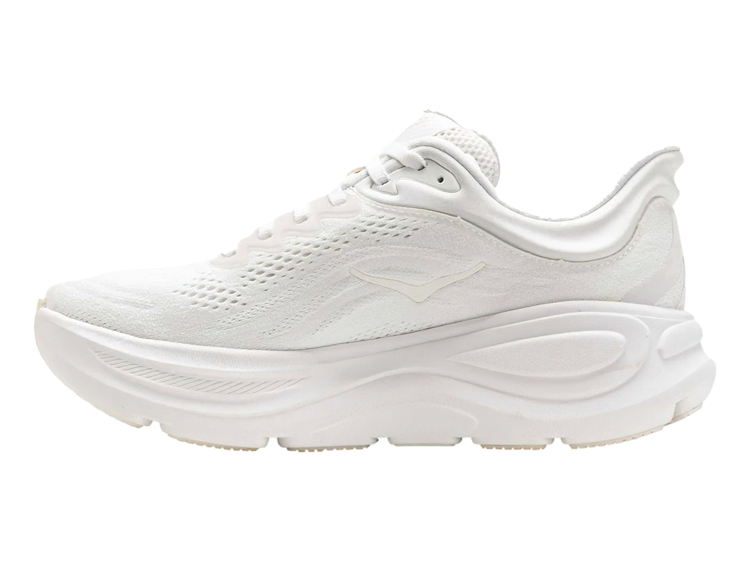 Tenis deportivos HOKA Bondi 9 en color blanco total con suela ancha y amortiguada.