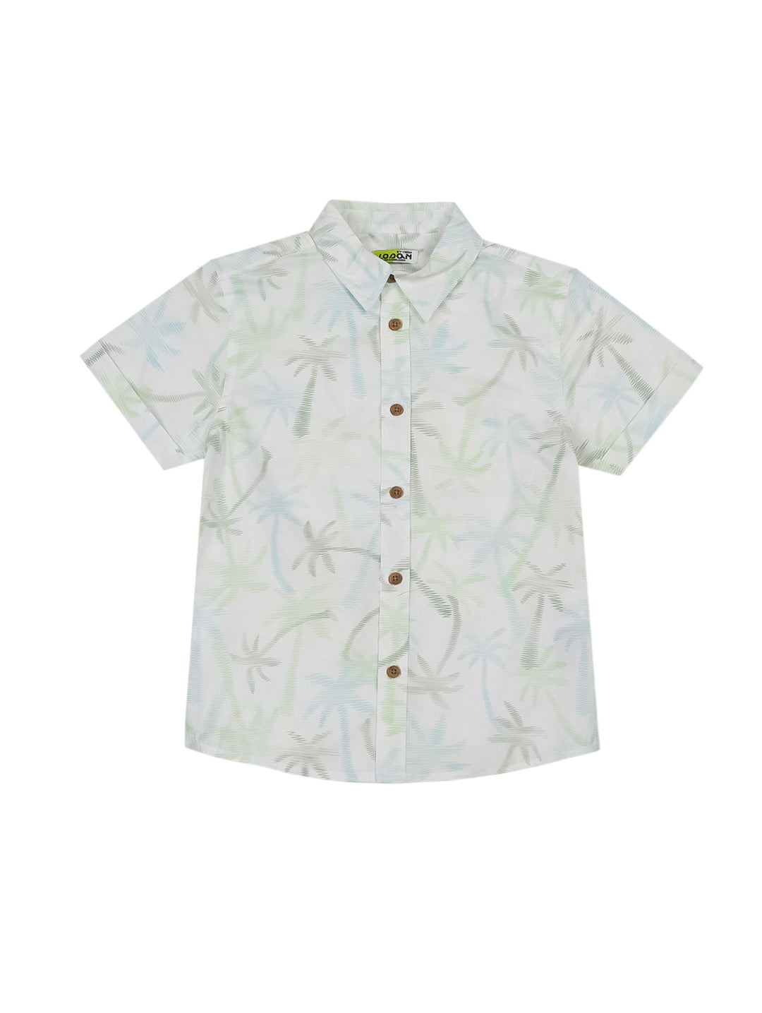 Camisa blanca de manga corta para niño con estampado de palmeras en tonos verdes y azules.