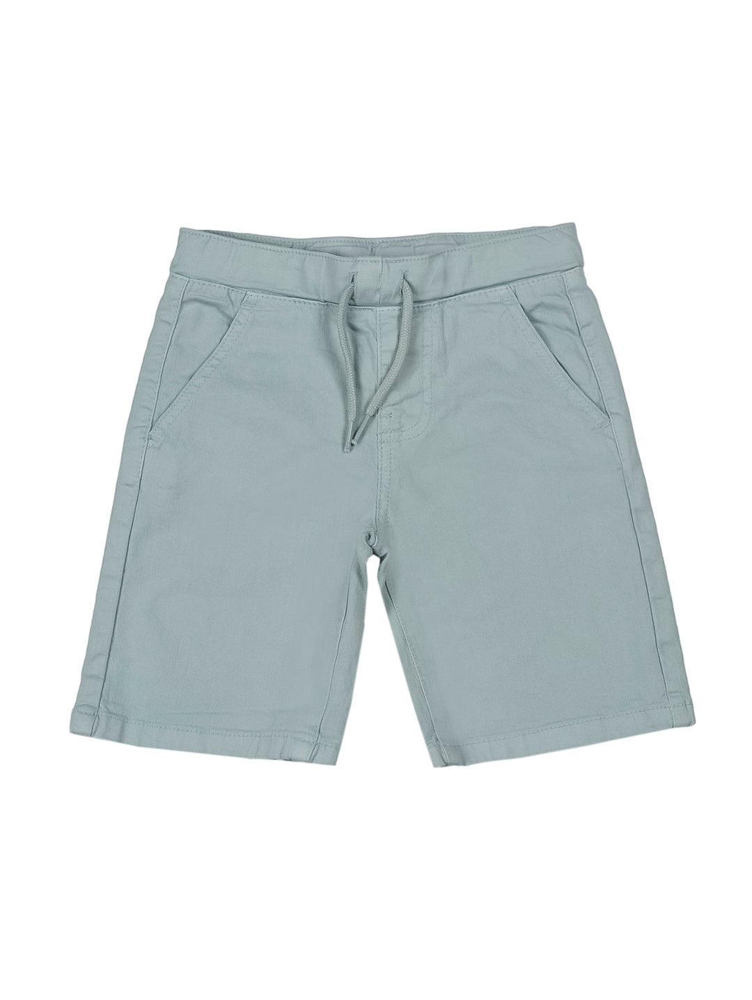 Shorts para niño de color verde claro con cintura elástica y cordón ajustable.