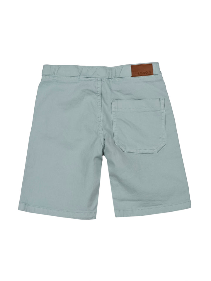 Shorts para niño de color verde claro con cintura elástica y cordón ajustable.