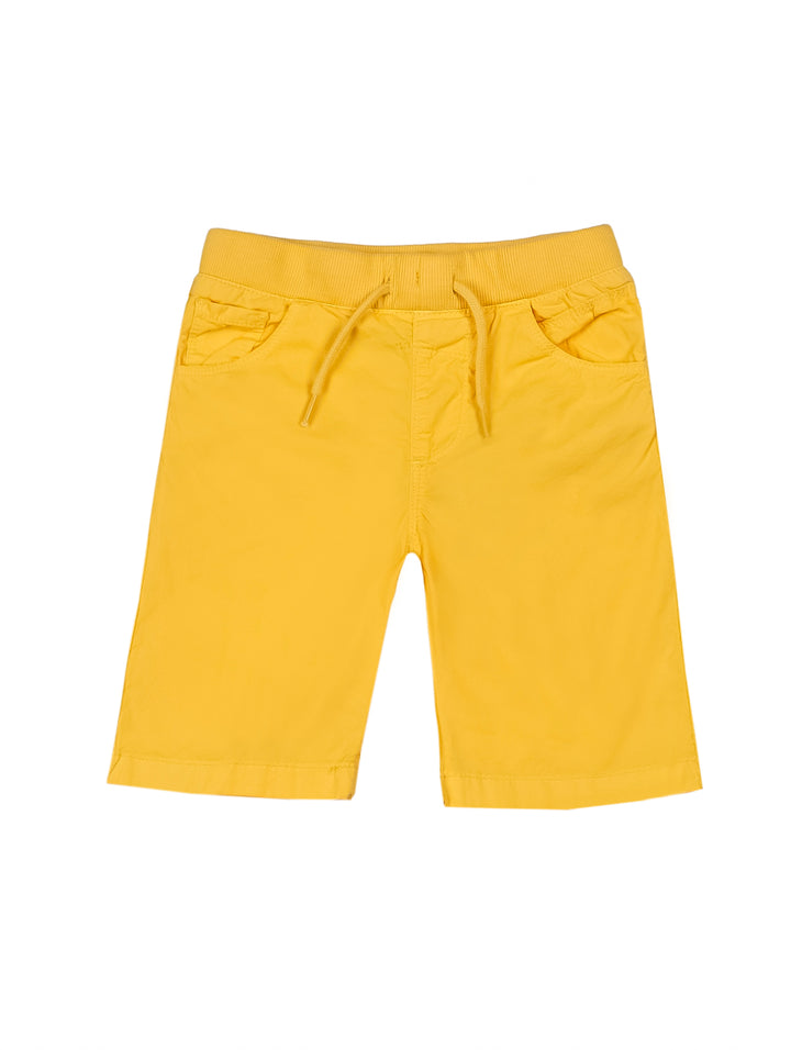 Shorts amarillos para niño con cordón ajustable y bolsillos laterales.