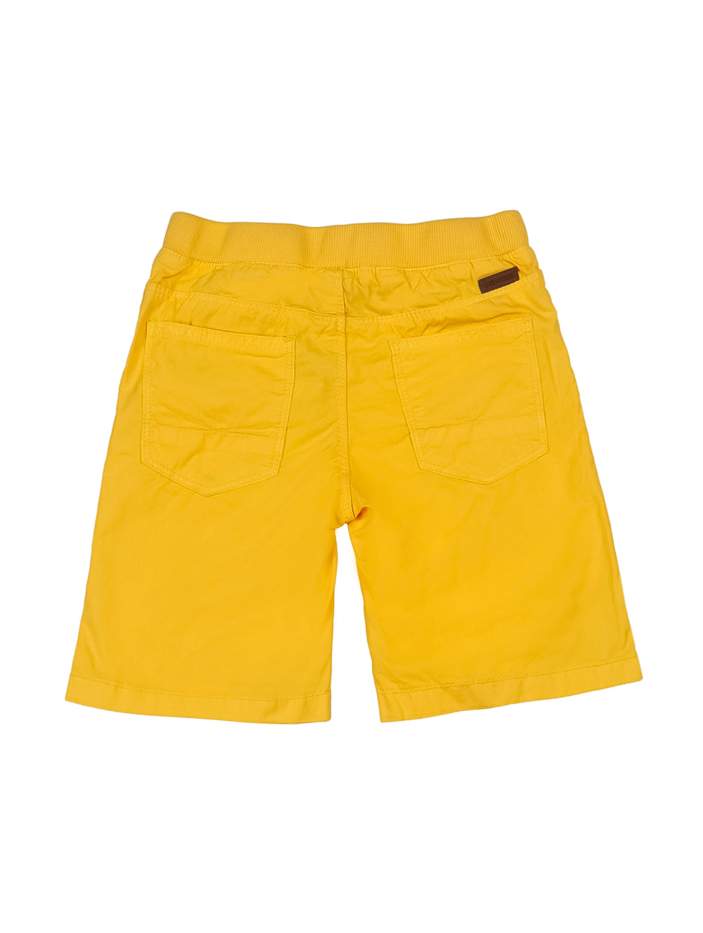 Shorts amarillos para niño con cordón ajustable y bolsillos laterales.