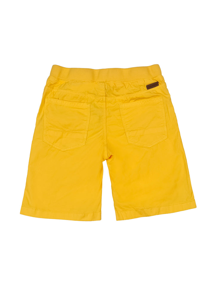 Shorts amarillos para niño con cordón ajustable y bolsillos laterales.
