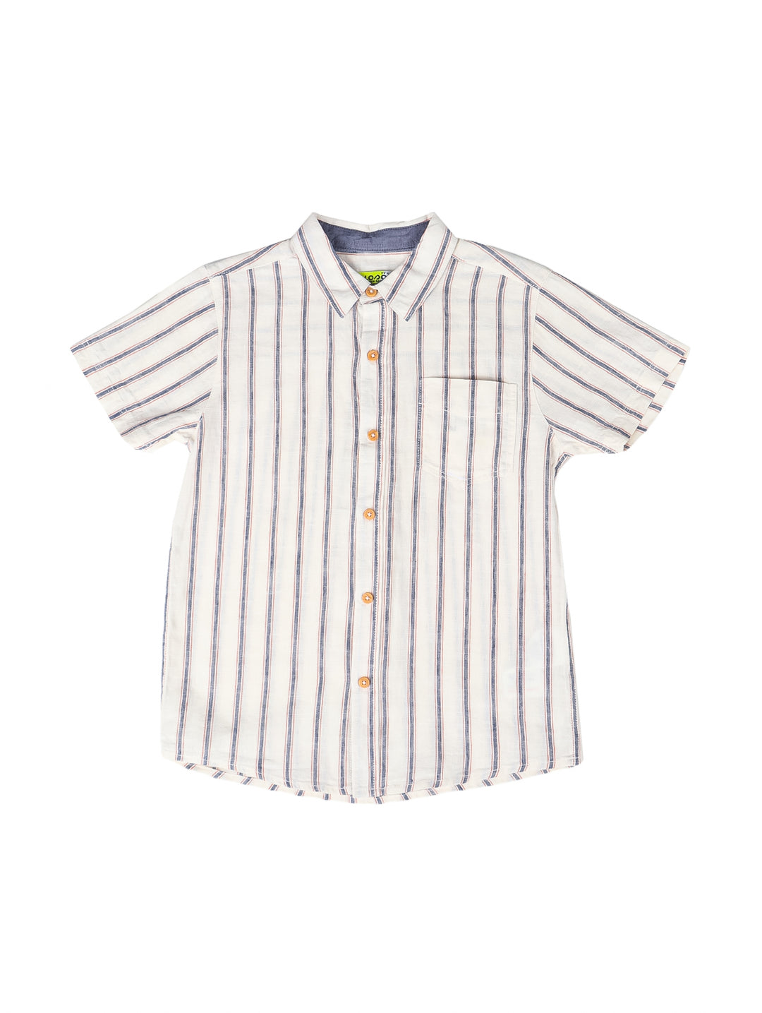 Camisa para niño color crudo con rayas verticales multicolores, manga corta y bolsillo frontal.